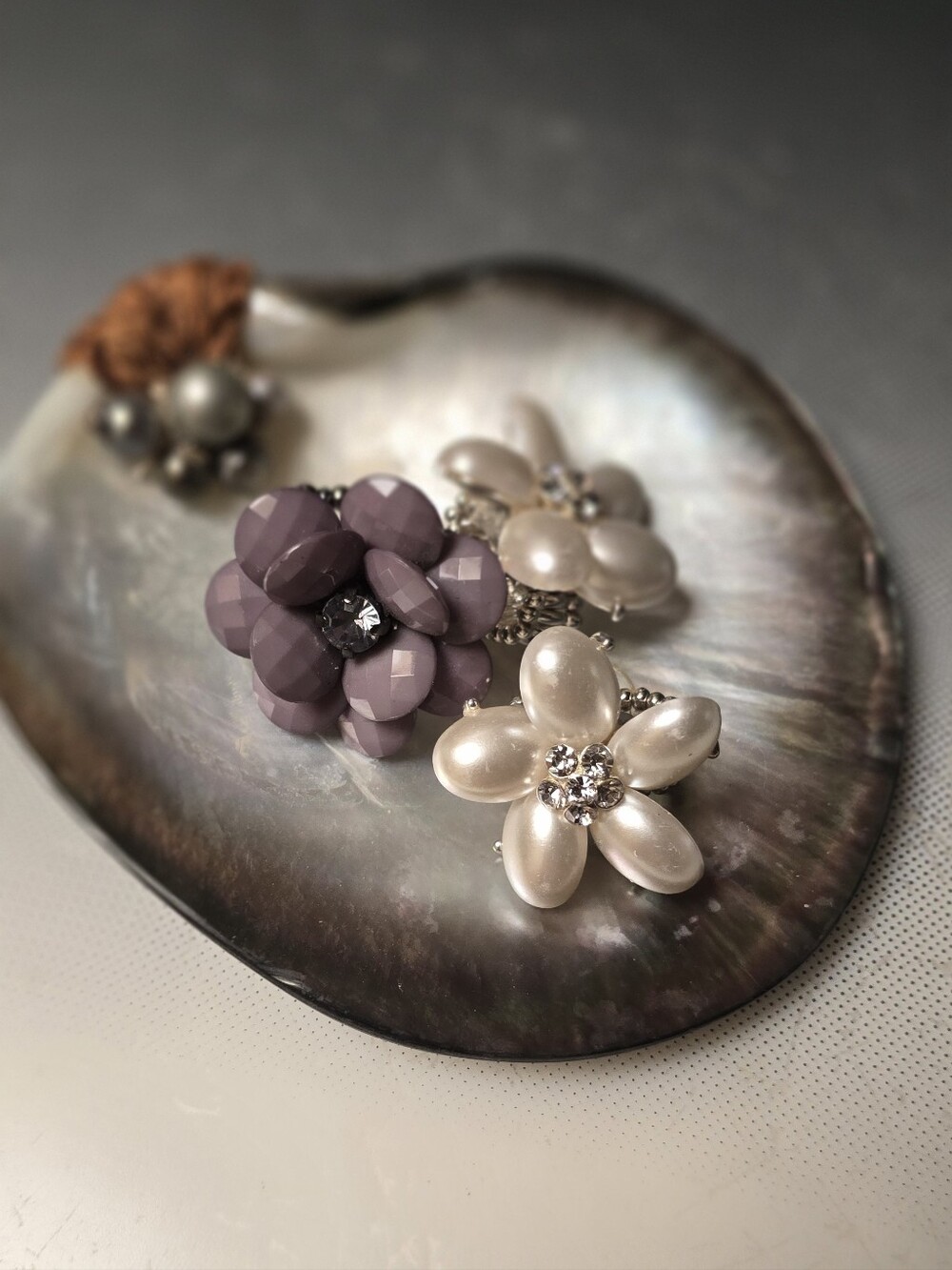 Latest Bold Petal Flower Stretch Rings Rhinestone/Pearl Center.1Grey 2 White